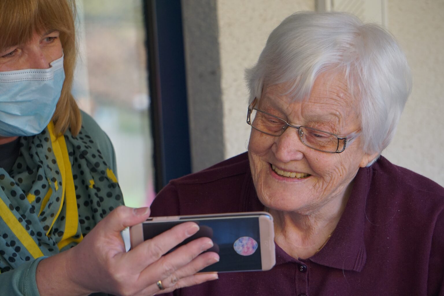 äldre kvinna tittar på mobil
